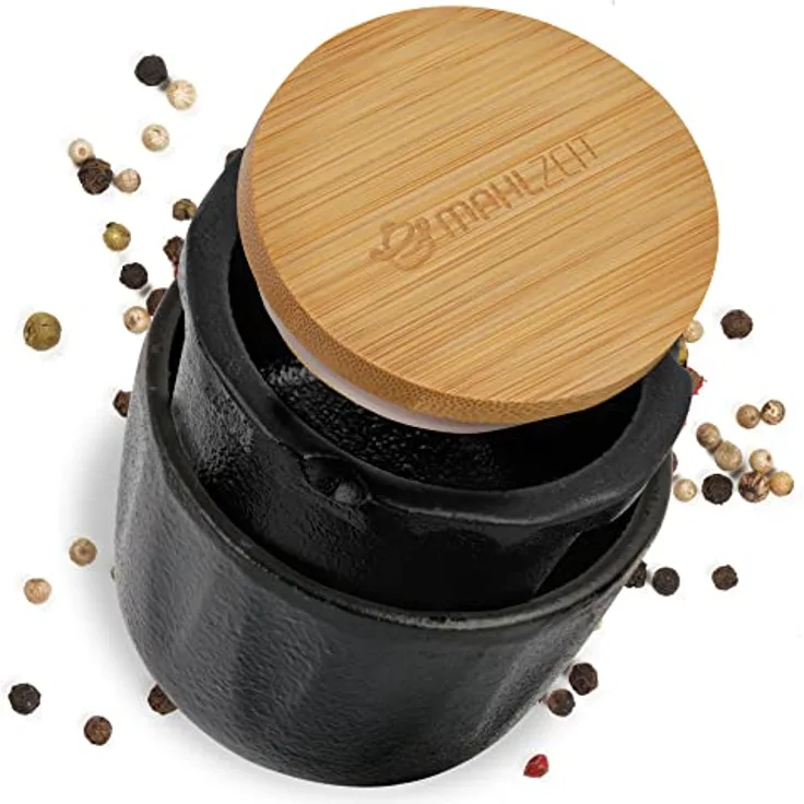 Mahlzeit Gusseisen Pfeffermühle Peppermill | Ø 7,5 x (H) 8 cm | schwarz | Bambusdeckel mit Silikonring | Gewürzmühle Pfeffermörser Kräutermühle Kräutermörser Gewürzreibe Gusseisenmörser