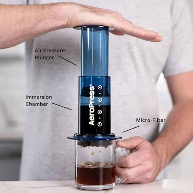 AeroPress Clear Blue Coffee Press - Transparentes Blau, 3 in 1 Brew Methode kombiniert French Press, Pourover, Espresso, vollmundiger Kaffee ohne Körnung oder Bitterkeit, 10.0 Unzen Kapazität, kleine tragbare Kaffeemaschine für Camping & – Bild 2