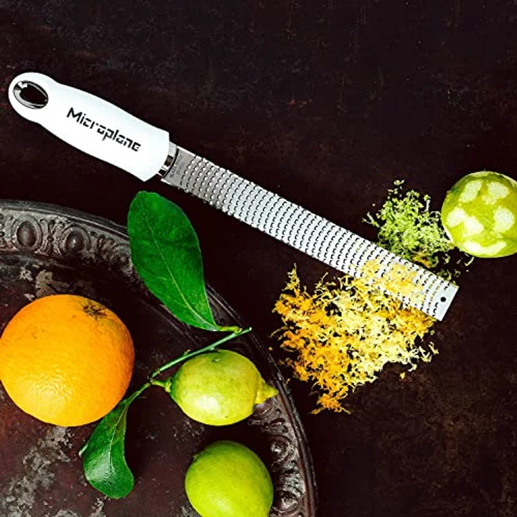 Microplane Zester Reibe Fein Weiß Edelstahl aus der Premium Classic Serie für Zitrusfrüchte, Hartkäse, Ingwer, Schokolade, Muskatnuss und Trüffel – Bild 5