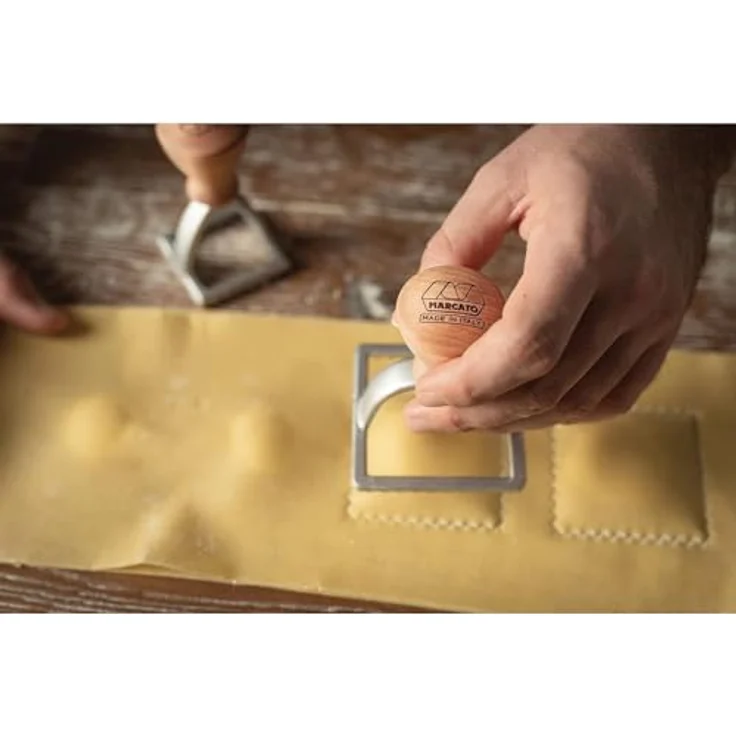 MARCATO Ravioli und Keksausstecher, quadratischer Ravioli Maker aus solidem Holz und gegossenem Aluminium, 58 mm Stampel, Made in Italy – Bild 2