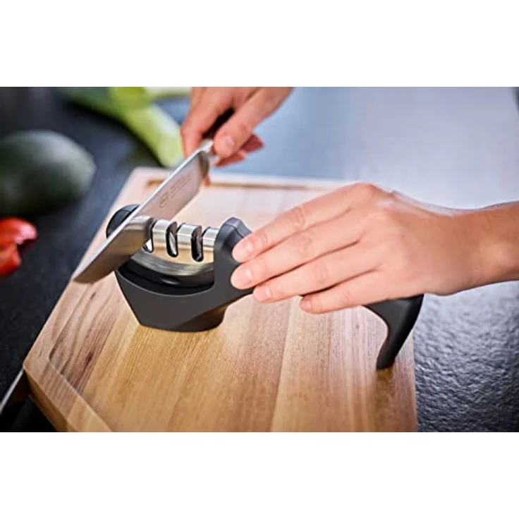 RÖSLE Messerschärfer, Hochwertiger Messerschleifer mit 3 Stufen für Küchenmesser, Wolframkarbid, Diamant und Keramik, Schleifkopf wechselbar, stabiler Stand, ergonomischer Griff – Bild 3