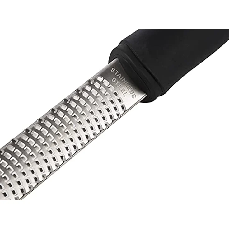 Buddy´s Blades - Premium Reibe, Gesamtlänge 32 cm, schmale Küchenreibe, Parmesanreibe, Ingwerreibe, Zestenreibe u.v.m, Edelstahl-Klinge inkl. Klingenschutz und Reinigungsbürste, spülmaschinenfest – Bild 3