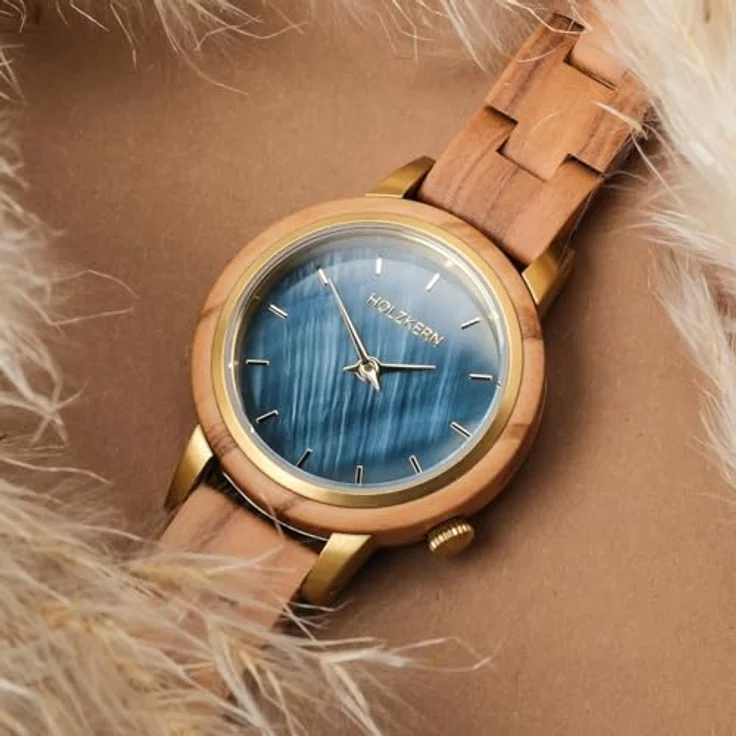 HOLZKERN Damenuhr Quarz Antrim, Zifferblatt mit blauem Perlmutt und goldfarbenen Details, Gehäuse aus hellbraunem Olivenholz, spritzwassergeschützt, 29 mm – Bild 3