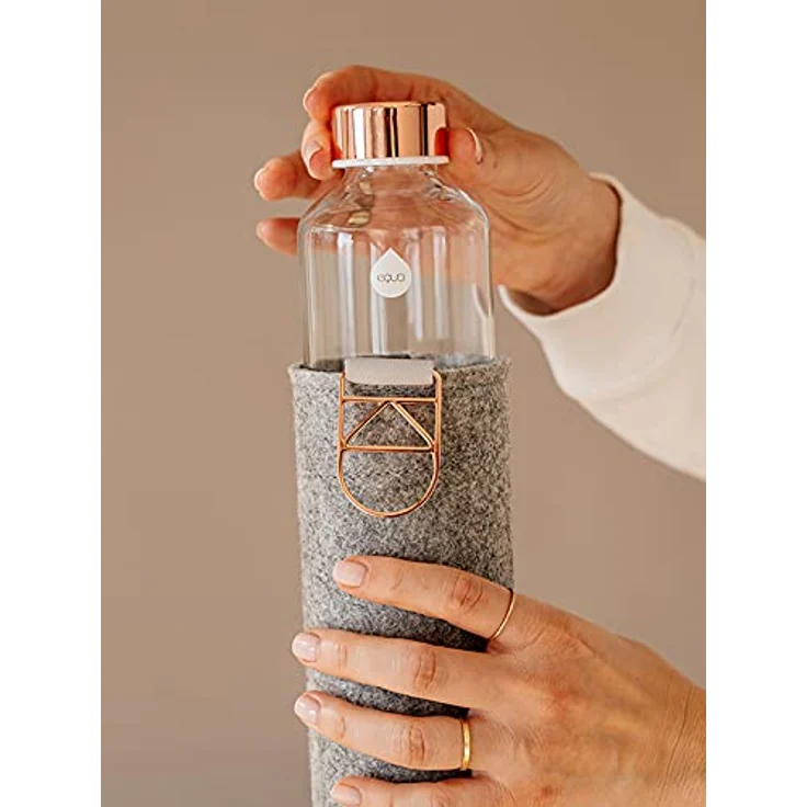 EQUA Glasflasche mit Filzhülle Mismatch Rose Gold 750 ml - Trinkflasche aus Glas mit Schutzhülle 0,75 l - Sportflasche mit Cover - Designer Trinkflasche für unterwegs – Bild 7