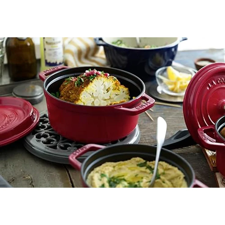 Staub 1102006 Cocotte-Bräter, rund mit Deckel 20 cm, 2,24 L, induktionsgeeignet, mit mattschwarzer lierung im Inneren des Topfes, kirsche – Bild 4