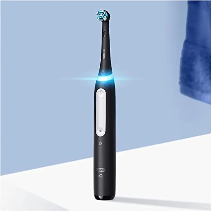 Oral-B iO 4 elektrische Zahnbürsten (2er-Pack) mit wiederaufladbarem Griff, 2 Aufsätzen und Reiseetui, entworfen von Braun - Schwarz und Weiß – Bild 2