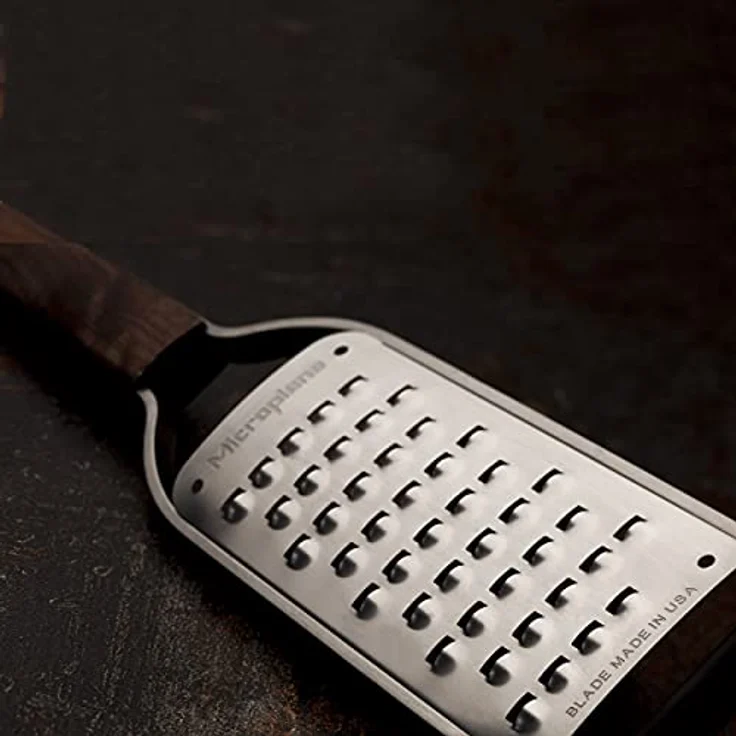 Microplane Reibe sehr grob Walnussholz Edelstahl aus der Master Serie für Kartoffel, Zucchini, Karotten, Apfel, Kohl und Weichkäse – Bild 3