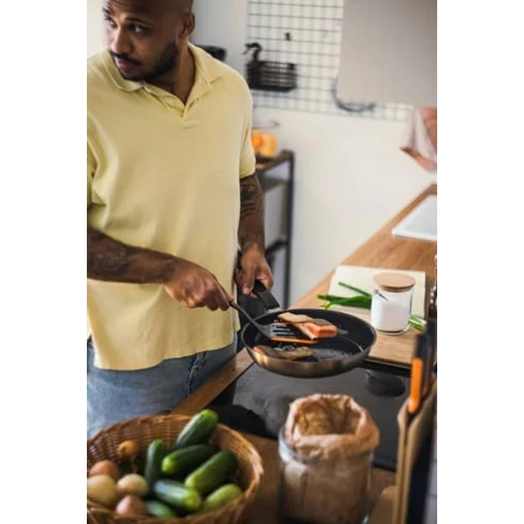 Fiskars Functional Form Pfannenwender, flexibler Wender für Omeletts und Pfannkuchen, hitzebeständig bis 220°C, integrierte Ablage, Länge 29,5 cm, Schwarz/Orange – Bild 4