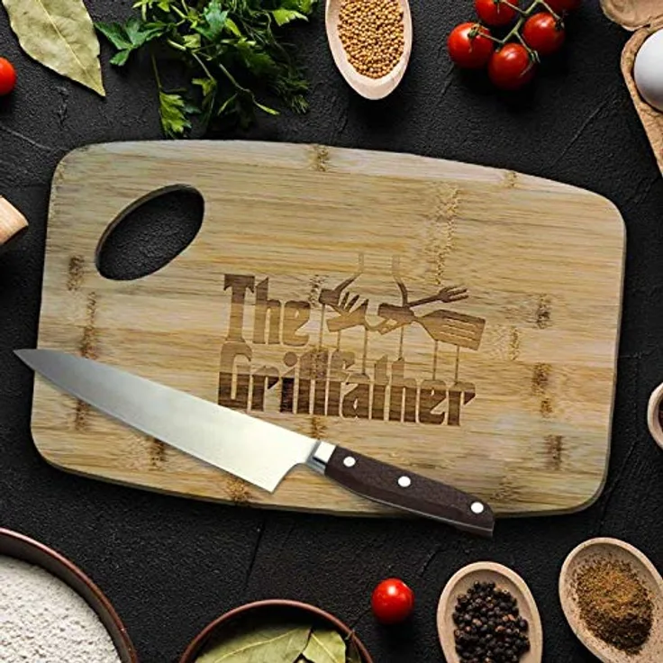 mikamax - Der Grillfather - Holz - Küchenbrett/Käsebrett/Schneidebrett - Geschenkidee mit Gravur - Bambus