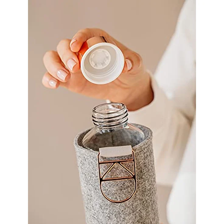 EQUA Glasflasche mit Filzhülle Mismatch Rose Gold 750 ml - Trinkflasche aus Glas mit Schutzhülle 0,75 l - Sportflasche mit Cover - Designer Trinkflasche für unterwegs – Bild 5