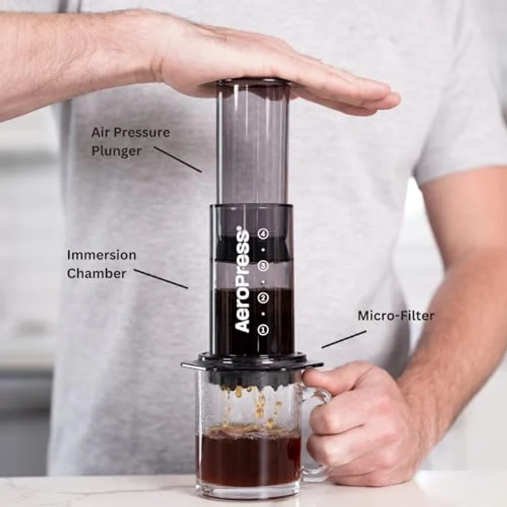AeroPress Clear Black Coffee Press - 3 in 1 Brew Methode kombiniert French Press, Espresso, Vollmundkaffee ohne Körnung oder Bitterkeit, kleine tragbare Kaffeemaschine für Camping & Reisen, Schwarz – Bild 2