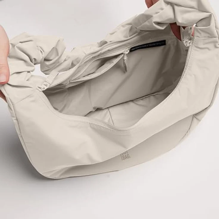 GOT BAG Moon Bag Ruffle, umweltfreundliche Handtasche aus RE:NYNET®, beige, wasserabweisend, verstellbarer Schultergurt – Bild 3