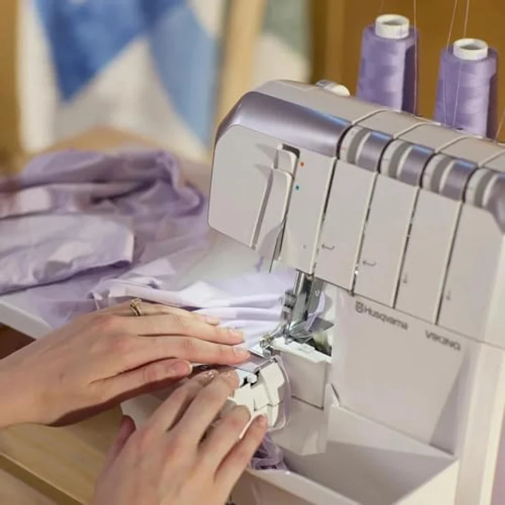 Husqvarna Viking Overlock-Nähmaschine Amber S 300, 2-, 3- und 4-Faden-Nähte, hohe Nähgeschwindigkeit bis 1500 Stiche/min, beleuchteter Greiferbereich – Bild 2