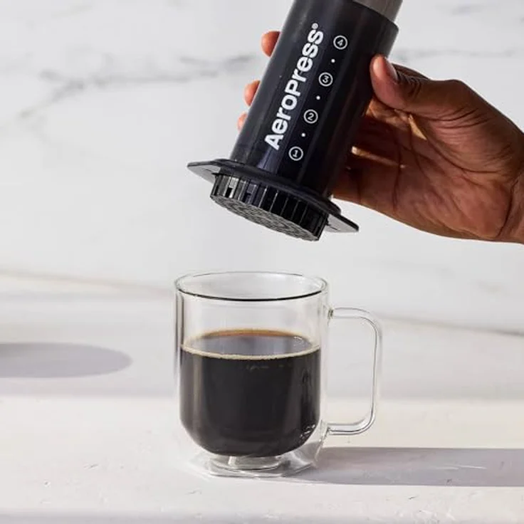 AeroPress Kaffeebereiter Coffee Maker, inkl. 100 Filtern - Kaffeebereiter für unterwegs, sanfter Luftdruck für perfekten Kaffeegeschmack – Bild 6