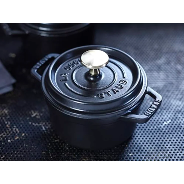 Staub 1101425 Cocotte-Bräter, rund mit Deckel 14 cm, 0,8 L, mit mattschwarzer lierung im Inneren des Topfes, schwarz – Bild 4