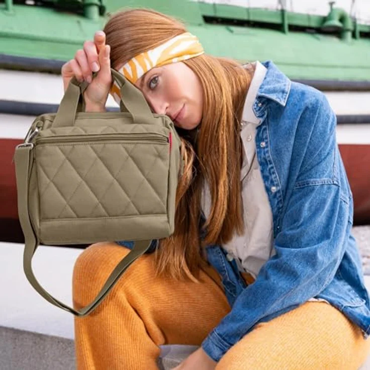 reisenthel Allrounder Cross Rhombus, Schultertasche in Olive und Braun, wasserabweisend, 4 l Volumen, mit verstellbarem Schultergurt und mehreren Fächern – Bild 3