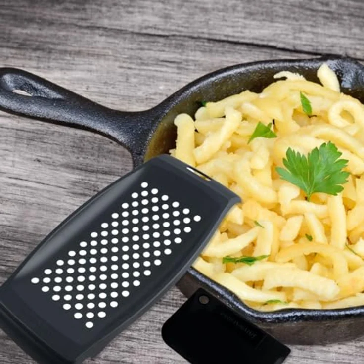 FACKELMANN Spätzlereibe mit Teigschaber, Spätzlehobel aus Kunststoff, Spätzlepresse mit Teigkarte (Farbe: Weiß), Menge: 1 Stück – Bild 2