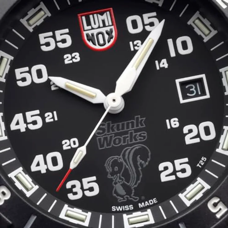Luminox Pilotenuhr F-117 Nighthawk x Skunk Works XA.6442.H, analoge Armbanduhr mit schwarzem Kunststoffarmband und Antireflex-Saphirglas, leuchtend im Dunkeln, Kalenderfunktion – Bild 5
