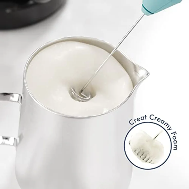 New England Stories Leistungsstarker Handheld Milchaufschäumer Mini Schneebesen für Kaffee, Cappuccino, Latte, Matcha, heiße Schokolade, ergonomisches Design, Aqua, mit Ständer – Bild 2