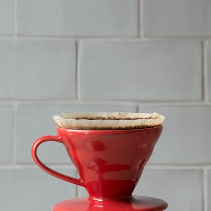 Hario V60 VDCR-02R, Kaffee-Tropfer aus Arita-Keramik in elegantem Rot für 1-4 Tassen – Bild 5