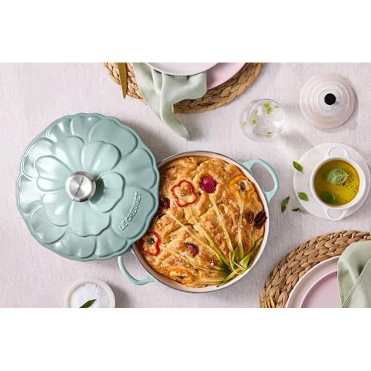 Le Creuset Signature Emaillierter Gusseisen-Blüten-Schmorpf, 2,25 l, Meersalz, hervorragende Wärmeverteilung und -speicherung, ofenfest bis 260 °C, kompatibel mit allen Herdarten – Bild 5