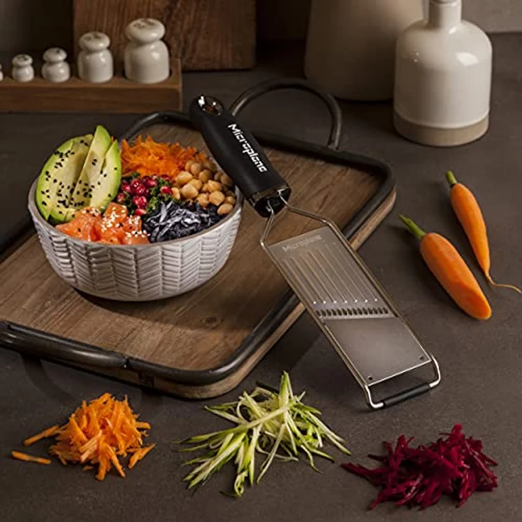Microplane Profi Juliennehobel Edelstahl Schwarz aus der Gourmet Serie für Kartoffel, Apfel, Karotte, Zucchini und Rotkohl – Bild 5