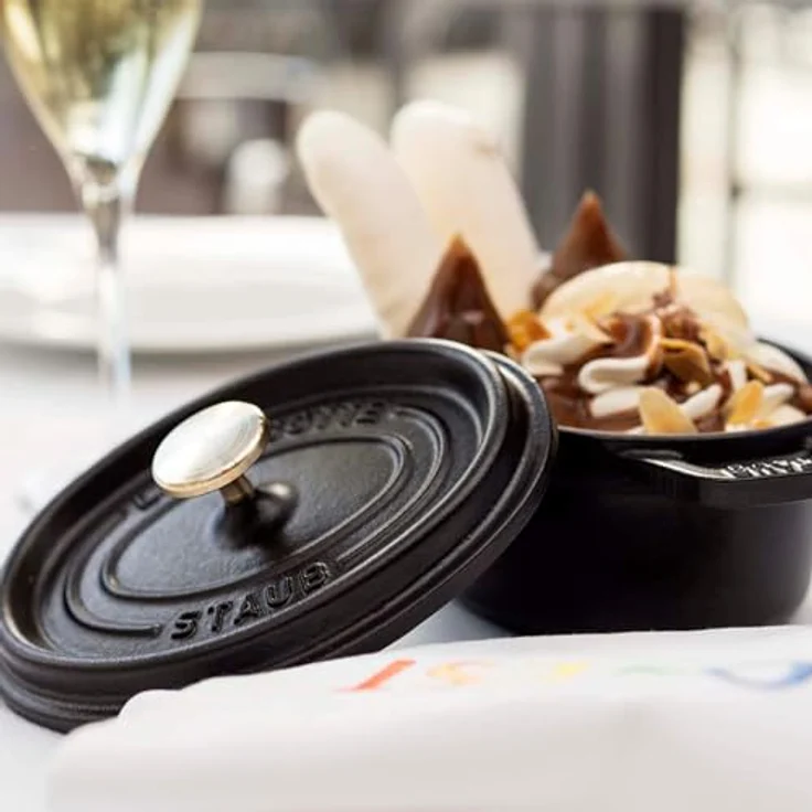 Staub 40500-101-0 Mini Cocotte, rund mit Deckel 10 cm, 0,25 L, induktionsgeeignet, mit mattschwarzer lierung im Inneren des Topfes, schwarz – Bild 3