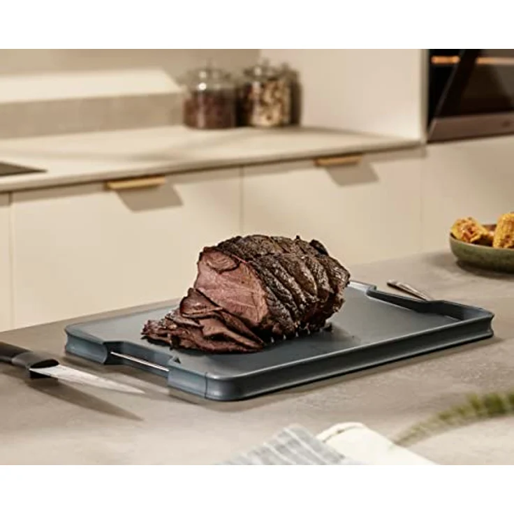 Joseph Joseph Cut und Carve Plus - Rutschfestes Multifunktions-Schneidebrett, doppelseitig, zur Zubereitung und Schnitzen, mit erhöhten Kanten, Edelstahlgriffen, spülmaschinenfest (XL) - Himmel – Bild 4