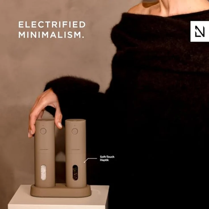 LARS NYSØM Salz und Pfeffer Mühle Elektrisch 2er Set mit einstellbarem Keramik-Mahlwerk von grob bis fein I Design Gewürzmühlenset Automatisch (2 Stück, Greige) – Bild 5