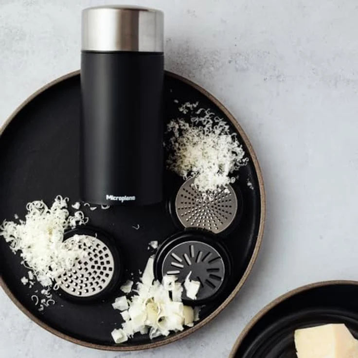 Microplane Universal Mill Edelstahlreibe mit Deckel | Ideal für Käse, Schokolade, Knoblauch, Nüsse, Samen, Kokosnuss und Gewürze | Präzises und einfach zu bedienendes Küchenwerkzeug – Bild 2