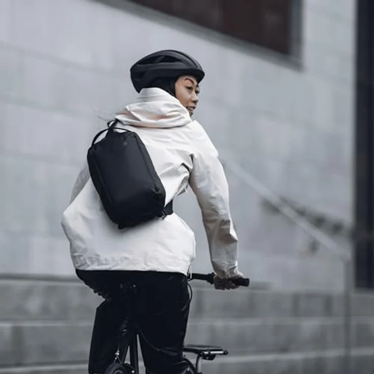 Thule Tact Umhängetasche, 37,5 cm, schwarz, aus 100% Nylon, kompakte Reisetasche – Bild 6