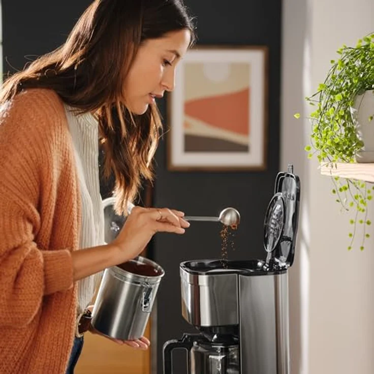 Tchibo Filterkaffeemaschine „Let‘s Brew Elegant“, für bis zu 10 Tassen, 1,25L Aroma-Glaskaraffe, Edelstahl-Warmhalteplatte, Tropf-Stopp, Abschaltautomatik, Edelstahlfarben – Bild 4