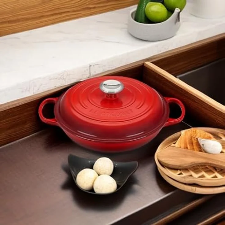 Le Creuset Signature Gusseisen Gourmet-Profitopf, Rund, Ø 26 cm, 2 l, Für alle Herdarten inkl. Induktion geeignet, Kirschrot – Bild 9