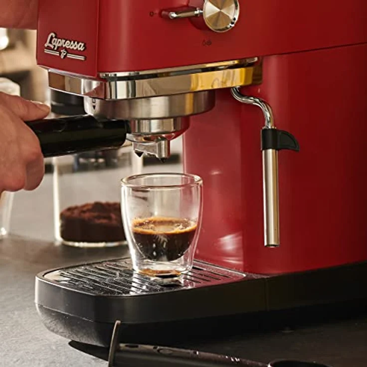 Tchibo Siebträger Espressomaschine „Lapressa“, mit Doppelauslauf und Milchaufschäumdüse (15 bar, 980ml Wassertank), inkl. zwei doppelwandigen Sieben, für Espresso und Milchschaum, rot - Preisvergleich – Bild 5