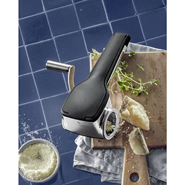 WMF Kitchen classics Käsereibe 20 x 14 x 8 cm, Mühle mit Trommelreibe, Cromargan Edelstahl, auch für Linkshänder – Bild 2