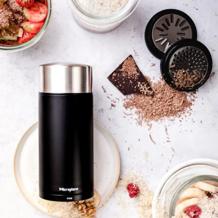 Microplane Universal Mill Edelstahlreibe mit Deckel | Ideal für Käse, Schokolade, Knoblauch, Nüsse, Samen, Kokosnuss und Gewürze | Präzises und einfach zu bedienendes Küchenwerkzeug – Bild 4