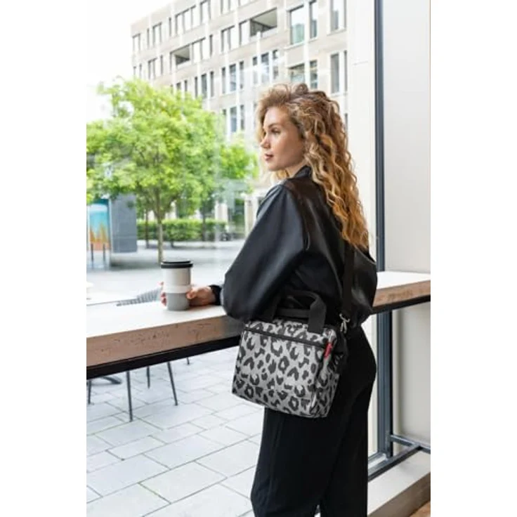 REISENTHEL® Umhängetasche allrounder cross - Schultertasche 24 cm (leo nero) – Bild 6