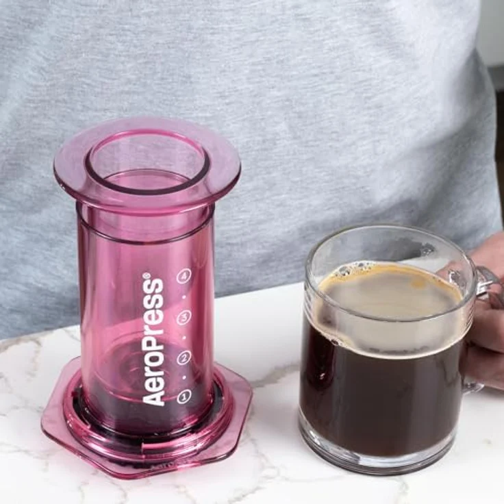 AeroPress Clear Pinke Kaffeepresse – 3-in-1 Kaffeemaschine kombiniert French Press & Espresso – Vollmundiger Kaffee ohne Bitterkeit – Tragbare Mini-Kaffeemaschine für Camping & Reisen, Pink – Bild 3