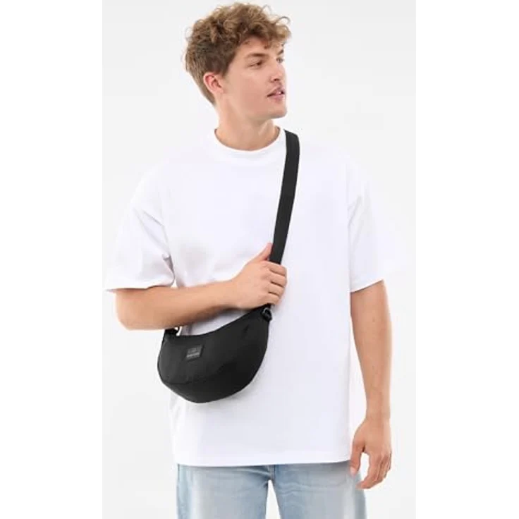 Johnny Urban Ally Small, Crossbody Bag im Moon Bag Design, wasserabweisend, schwarz, kompakt für Festivals und Stadtbesuche, verstellbarer Gurt – Bild 3