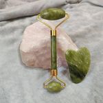 Montegoni Gesichtsmassagegerät Natürliche Gesichtsmassagege Jaderoller & Gua Sha, Anti-Aging, Jade-Stein-Set, Gesicht, Augen, Anti Falten