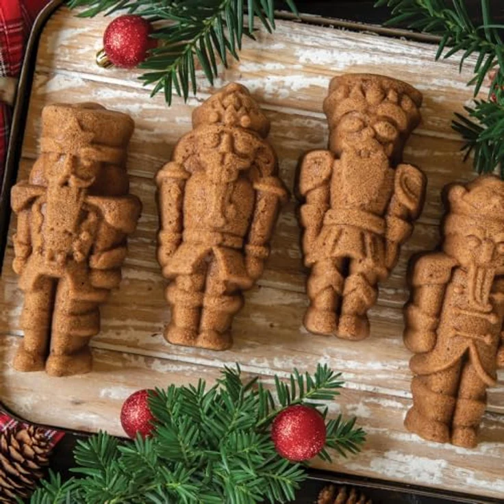 Nordic Ware Kuchenform mit Nussknackern, für 6 Tassen, goldfarben – Bild 7