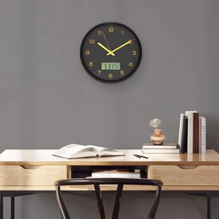 K&L Wall Art Digitale Wanduhr batteriebetrieben analoge Uhr ohne Tickgeräusche Wanduhren mit Datum und Wochentag Schwarz Gold – Bild 2