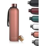 LARS NYSØM Trinkflasche 1l | Wasserflasche BPA-frei | Ultraleichte Tritan Sport Flasche auslaufsicher, Kohlensäure geeignet - für Sport, Büro, Yoga | 2 Deckel inkludiert (Nude, 1000ml)