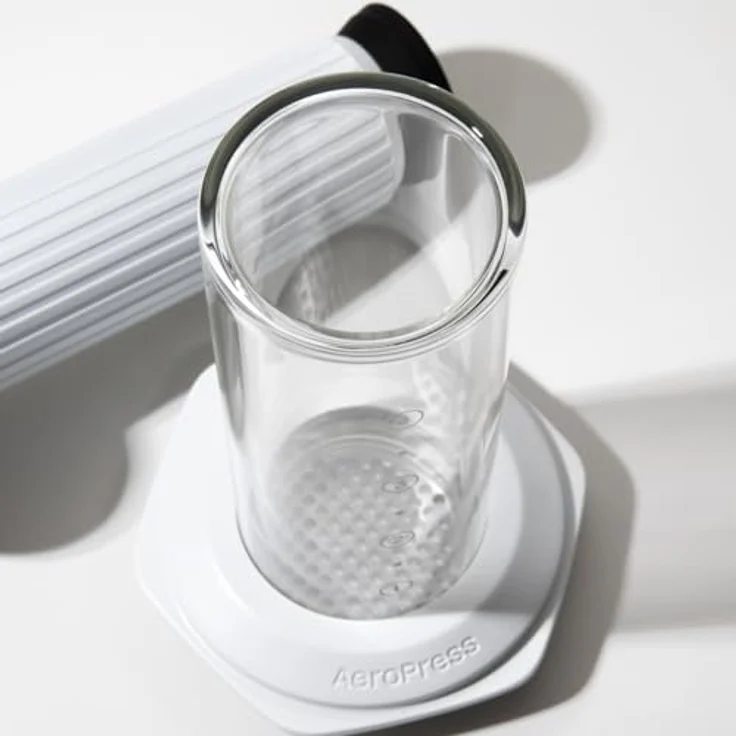 AeroPress Premium Kaffeepresse, 3-in-1 French Press aus Borosilikatglas, Edelstahl & Aluminium, weiß, für geschmackvolle Tassen in 2 Minuten – Bild 4