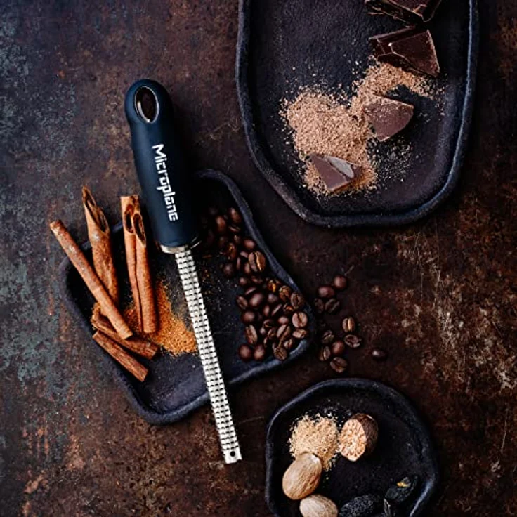 Microplane Gewürzreibe Fein Schwarz Edelstahl aus der Premium Classic Serie für Muskatnuss, Zimt, Schokolade, Nüsse und Kaffeebohnen – Bild 6