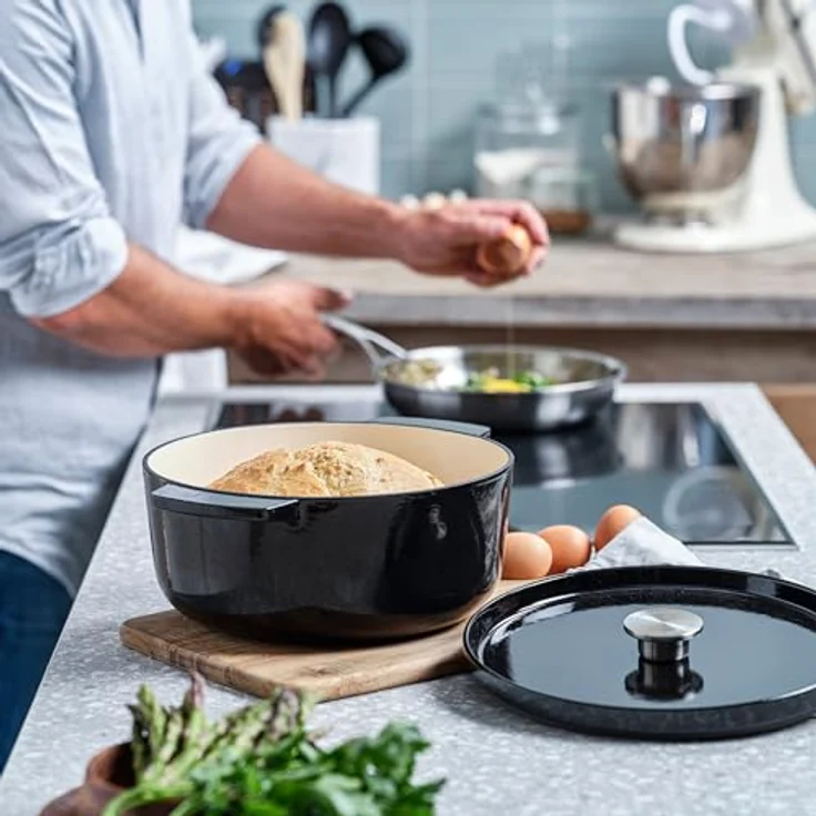 KitchenAid Cast Iron 26cm/5,2L Kasserolle mit Deckel, Hochwertig, Robust & Langlebig, Anbraten, Bräunen,Braten,PFAS-freie Emaille Innenseite,Induktion,Ergonomischer Griff,Ofenfest bis 260°C, Onyx Black – Bild 3