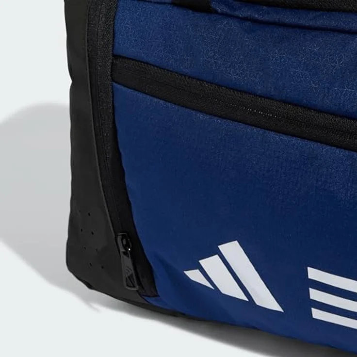 adidas Sportswear TR DUFFLE S, Sporttasche in Dunkelblau/Weiß mit verstellbarem Schulterriemen und strapazierfähigem Boden, 50% recycelte Materialien – Bild 3