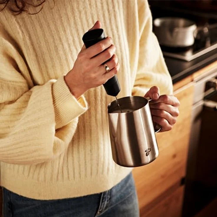 Tchibo Hand-Milchaufschäumer akkubetrieben, Spülmaschinengeeigneter Edelstahlquirl, inkl. USB-Ladekabel, für Latte Macchiato, Cappuccino und Kakao, Schwarz – Bild 4