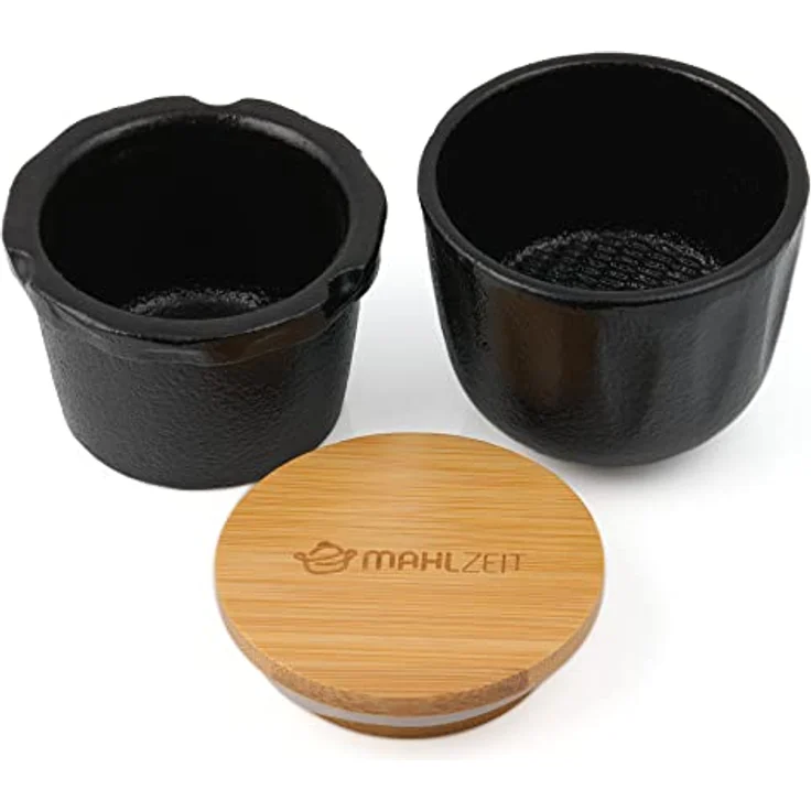 Mahlzeit Gusseisen Pfeffermühle Peppermill | Ø 7,5 x (H) 8 cm | schwarz | Bambusdeckel mit Silikonring | Gewürzmühle Pfeffermörser Kräutermühle Kräutermörser Gewürzreibe Gusseisenmörser – Bild 5