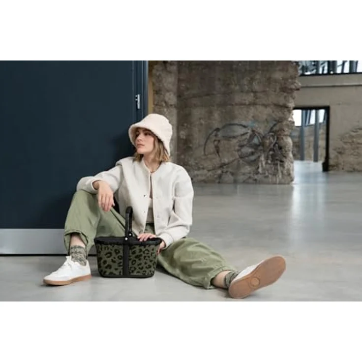 REISENTHEL® carrybag XS teddy leo olive, kompakter Einkaufskorb aus flauschigem Polyester mit 5l Volumen und Aluminiumrahmen – Bild 7